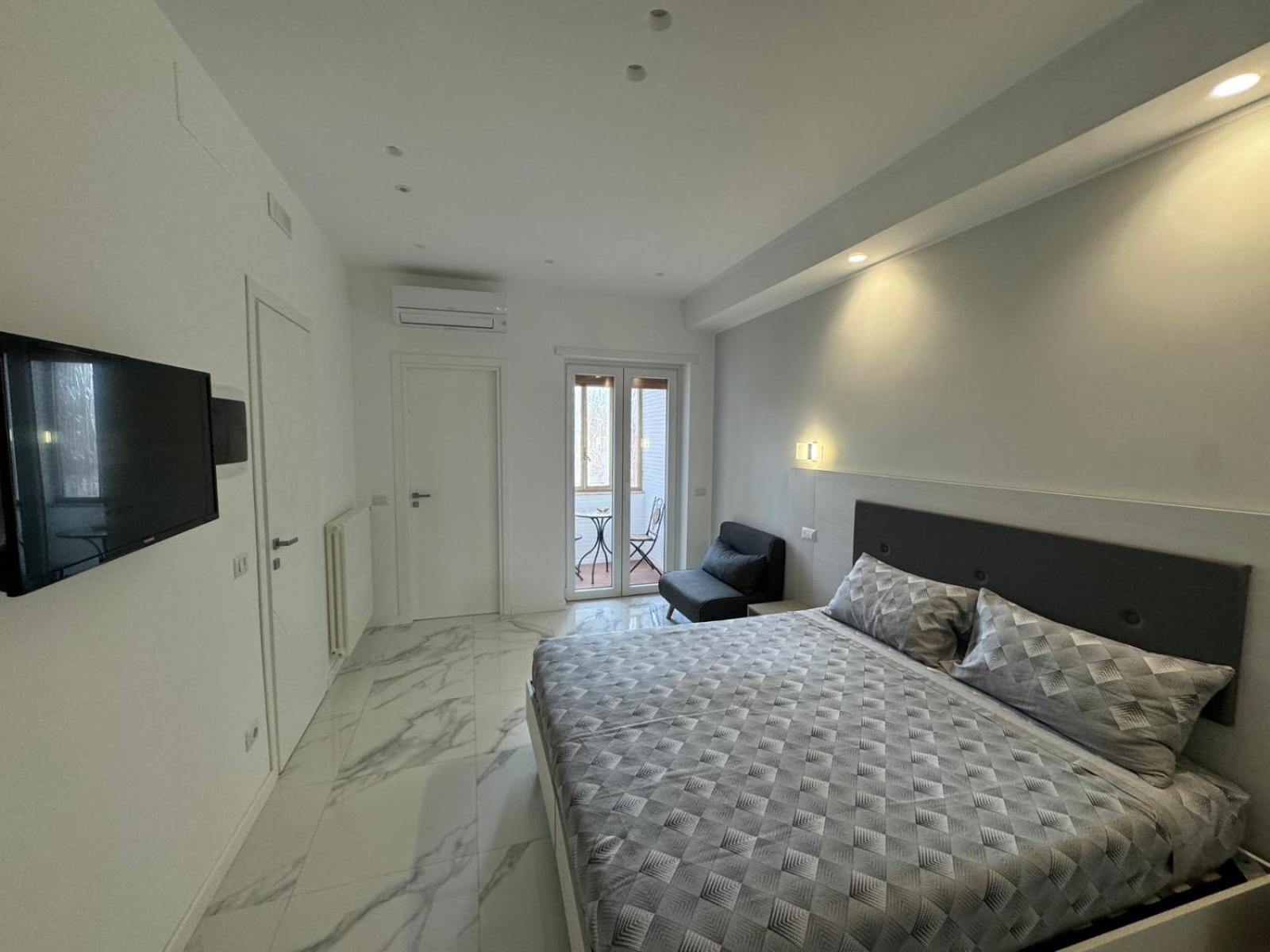Alba White, Rome